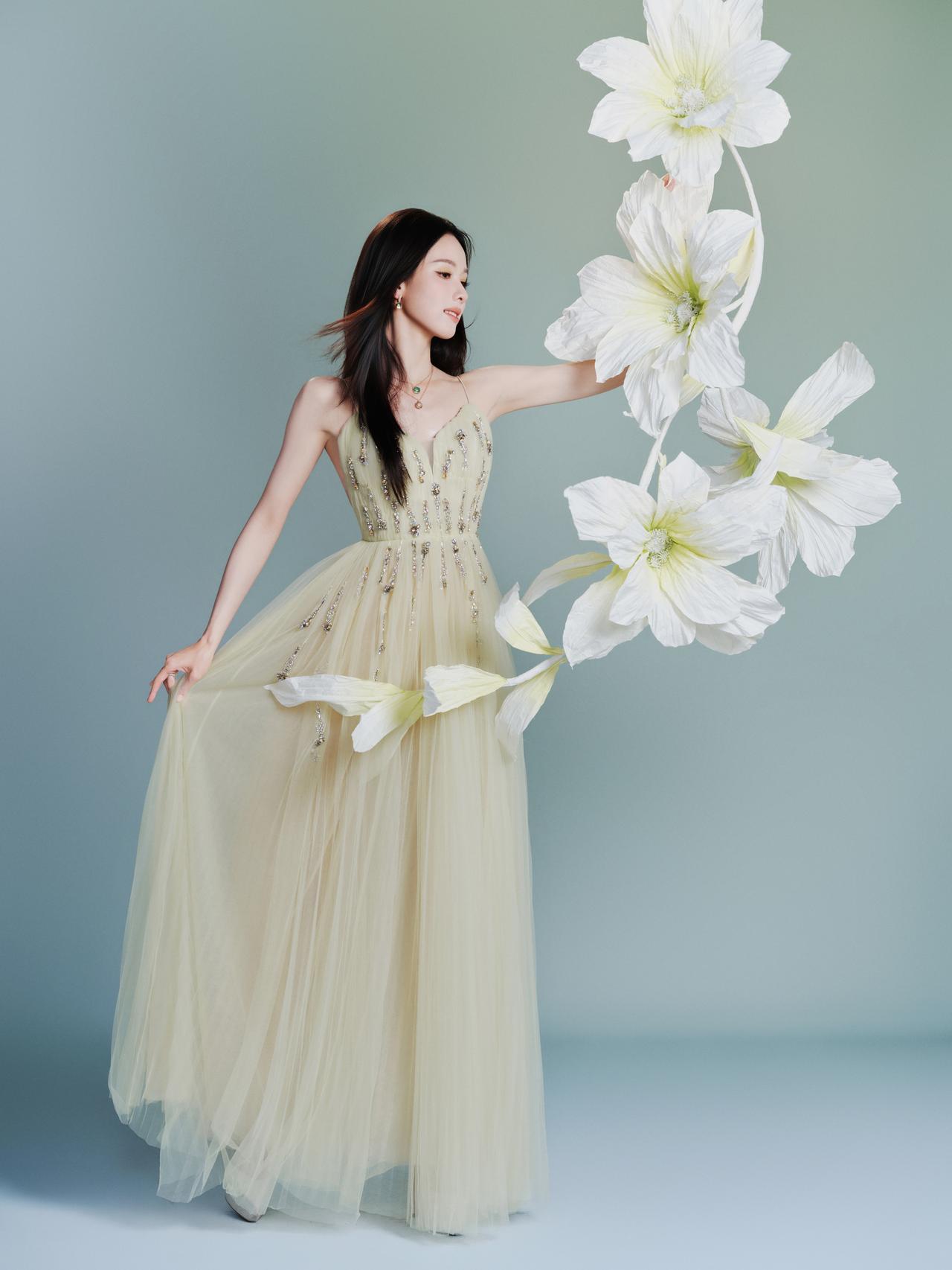 清冷 / 温柔 / 纯粹

与花同频，与自然共鸣。
陈都灵 什么样的女生是最有魅