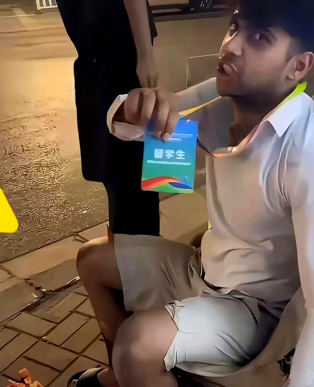 深夜街边，几名印度留学生把西瓜吃完，瓜皮一扔就走，旁边市民好声好气提醒，没想到对