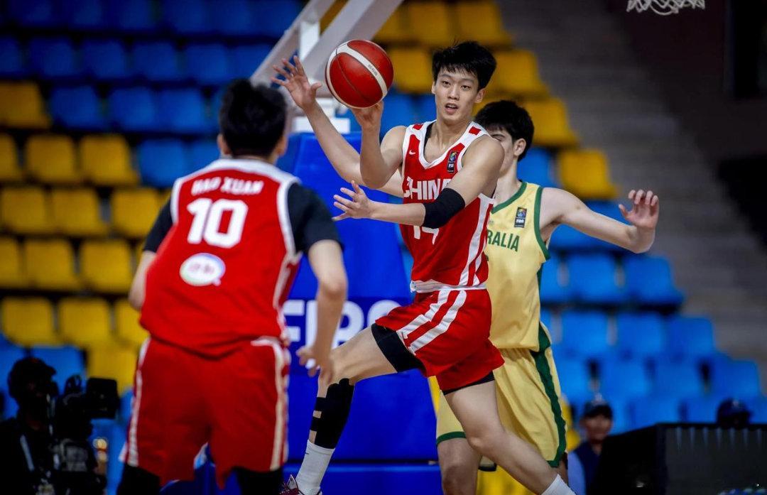 u18男篮中国vs澳大利亚 时隔12年重返决赛！中国U18男篮惜败澳大利亚，斩获