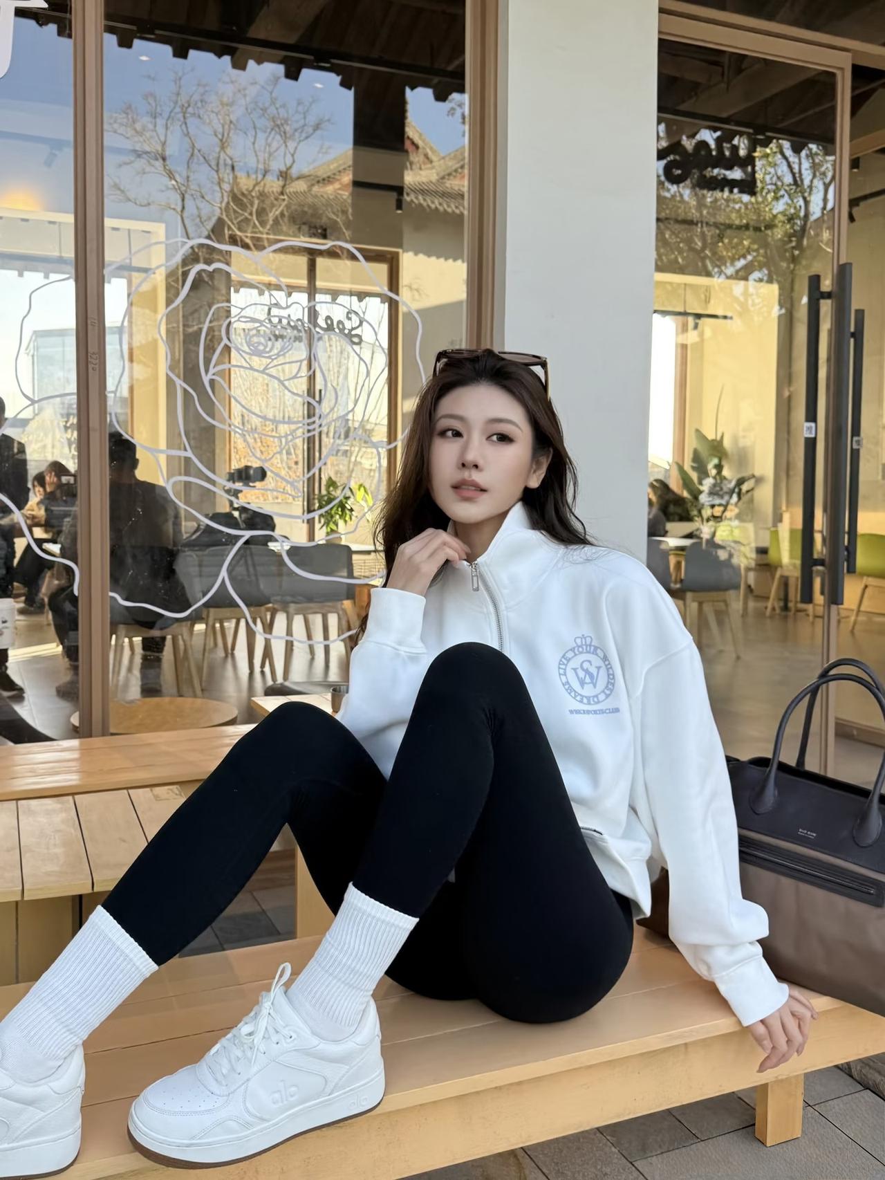 女生如何穿搭看起来时尚更有品味呢简单的运动套装，也可以穿出青春活泼的气质。