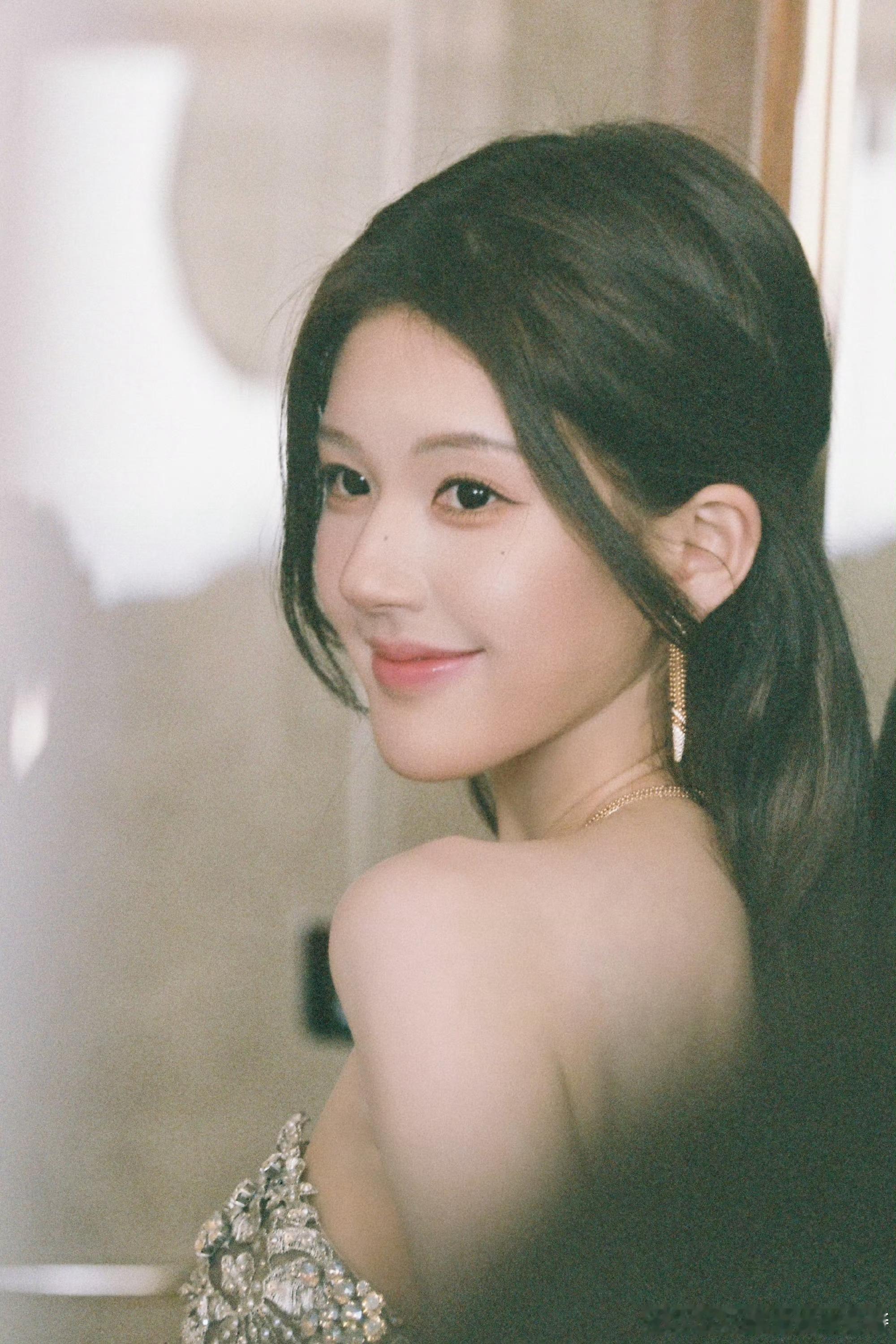 赵露思最新营业照～侧颜杀 