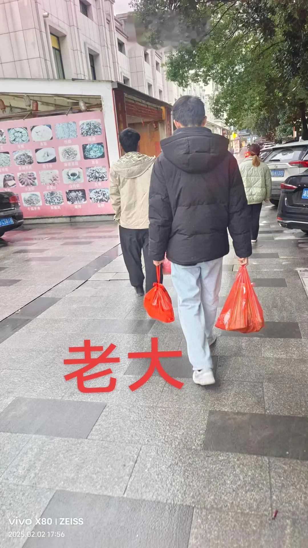 我虽然是个离过婚的女人，但我培养出来三个优秀儿女大学生，儿女成双成对...
