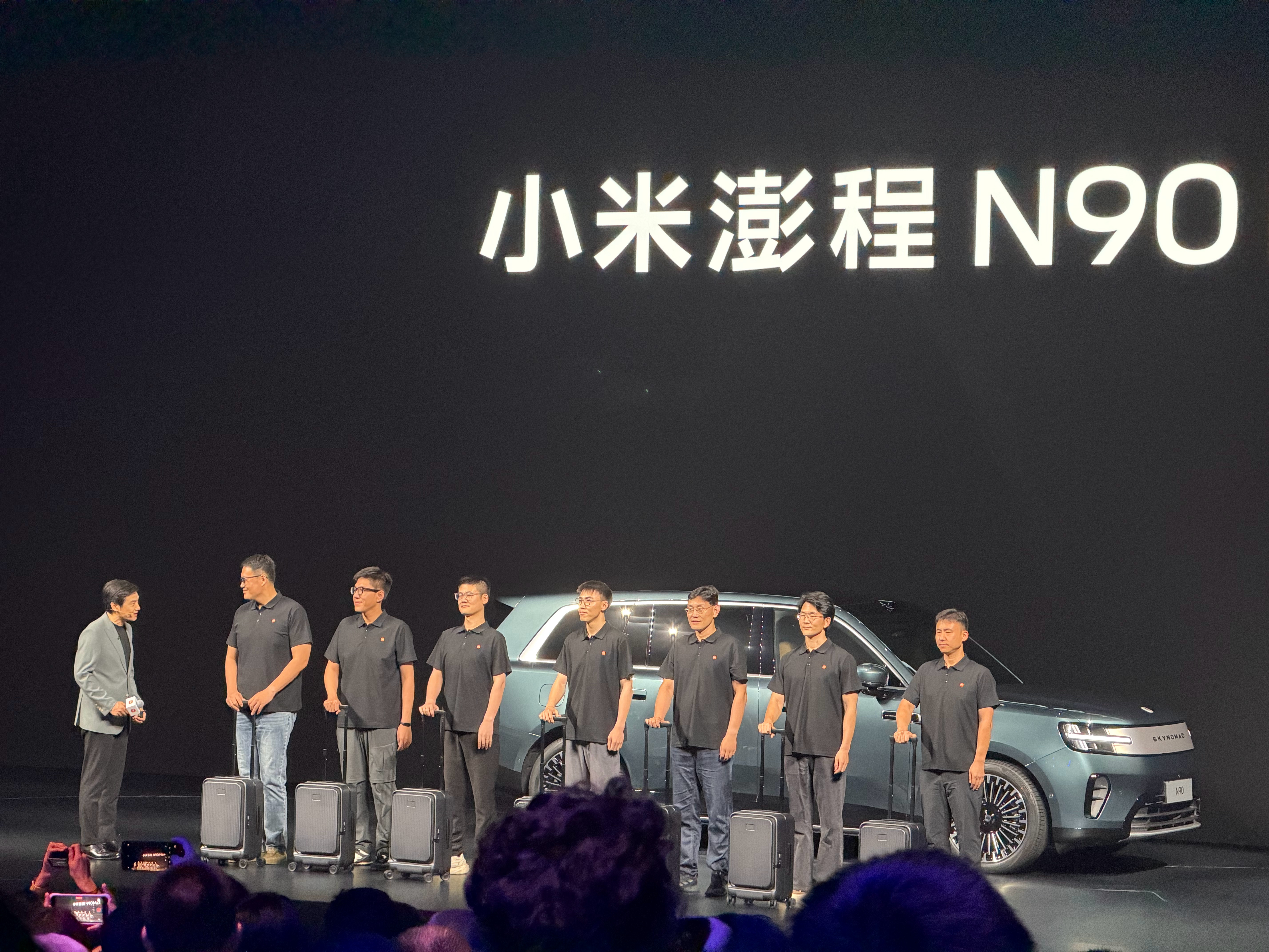 从小米澎程N90 MAX上面下来的7个同学携带7个登机箱，最高身高196cm，雷