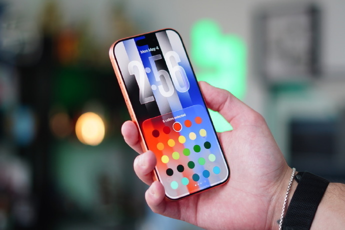 iOS26.5 正式版现已正式推送啦！此次上线了颜值超高的彩虹流光壁纸，而且还支