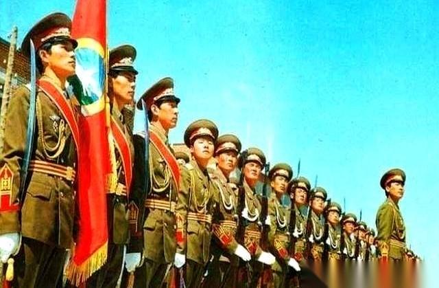 你根本想象不到，九十年代初那会儿，一整列开往莫斯科的火车，拉的不是人，是江湖。