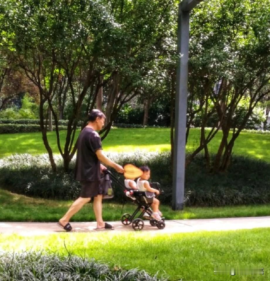 老人帮带娃，要不要给钱？

父母抚养子女，是责任，也是义务。

子女的子女，父母