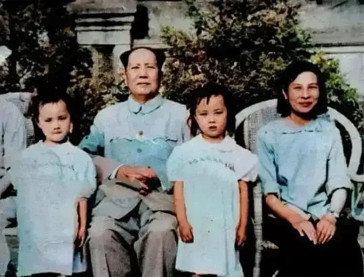 这两位小同学是谁呢？