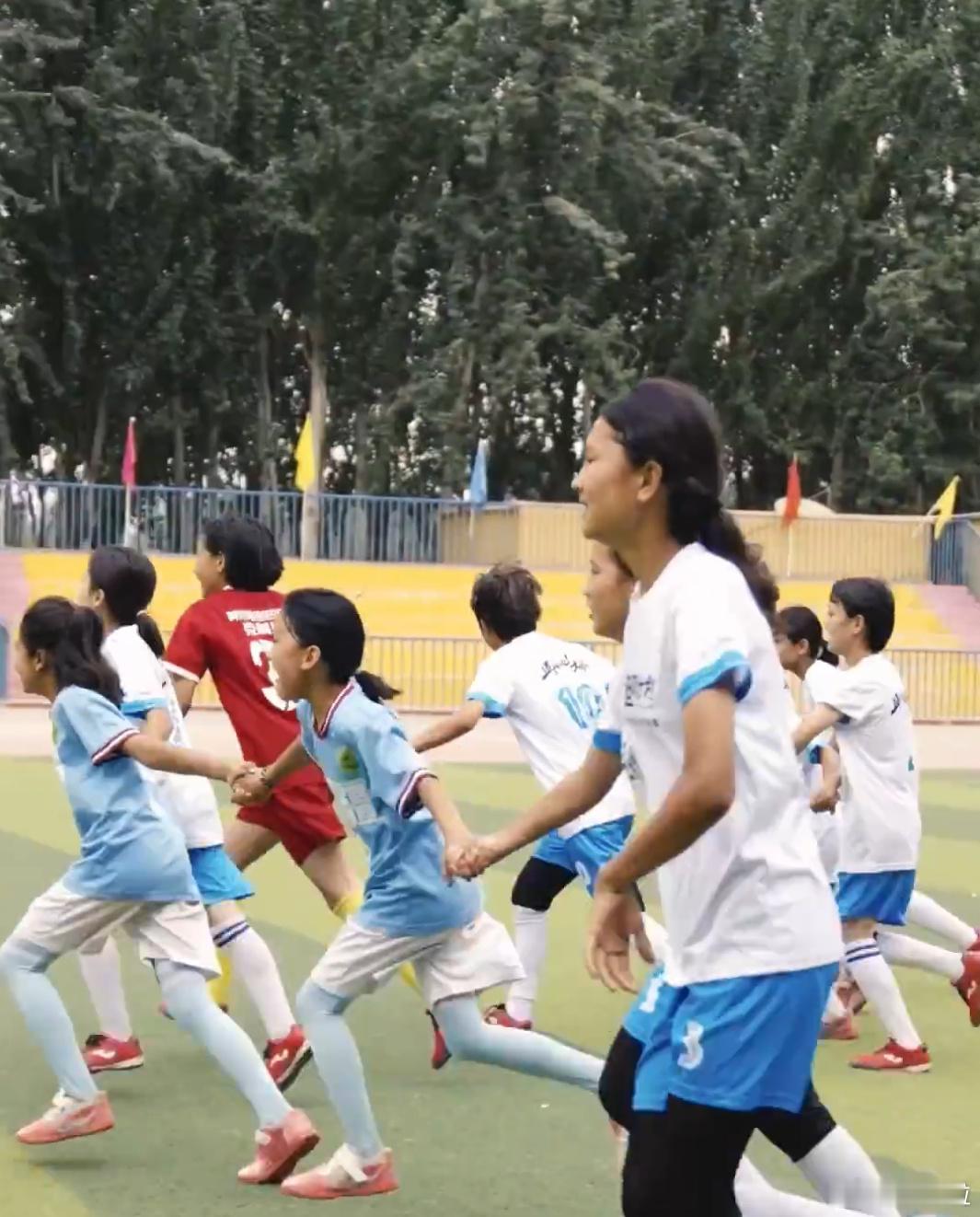 乡村小学里也有一支功夫女足看完且克村小学女足的故事瞬间破防，尘土飞扬的操场挡不住