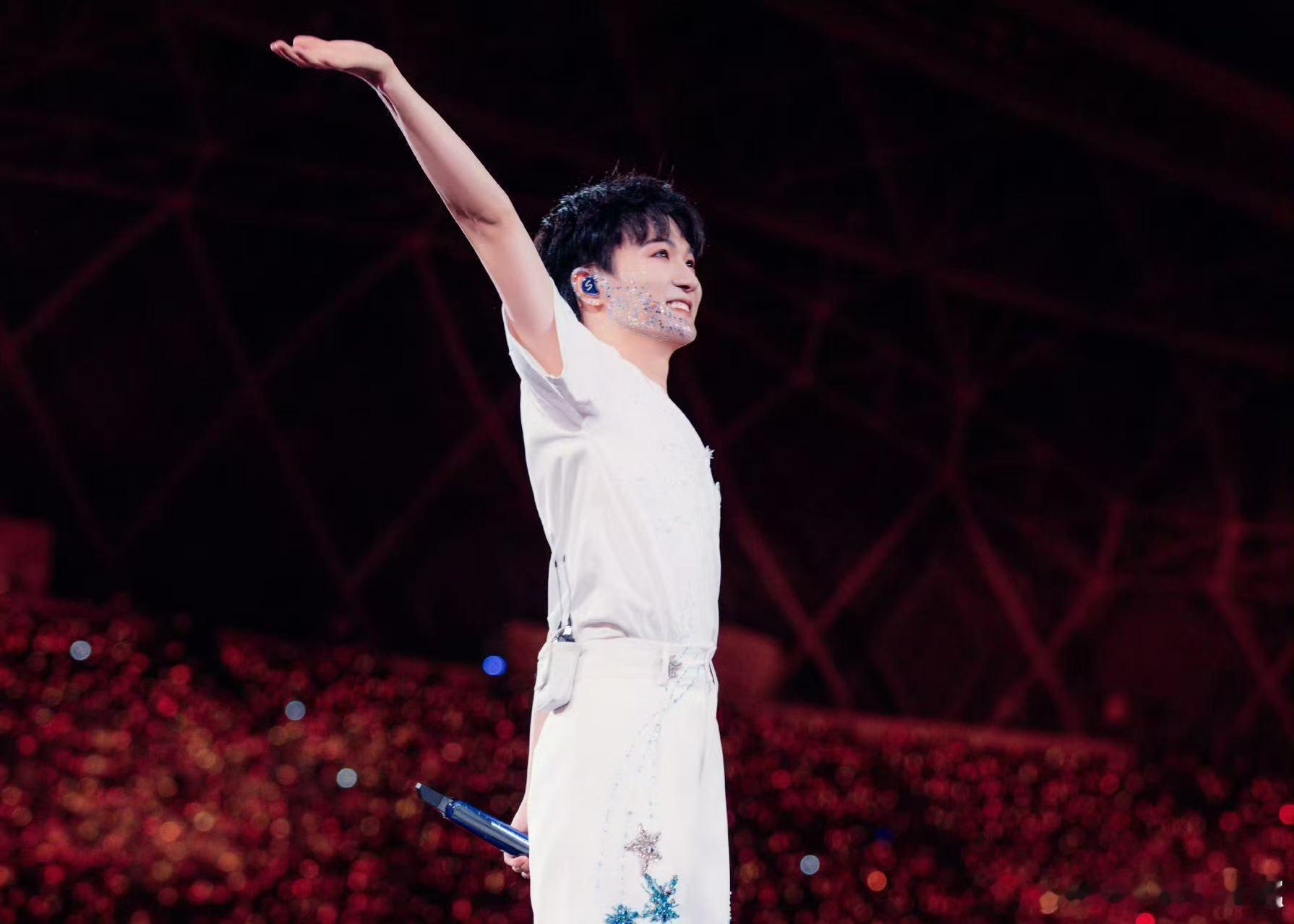 周深暑期八场演唱会周深标记了两处新地点盛夏限定惊喜来袭，八场巡演重磅上线，新增两