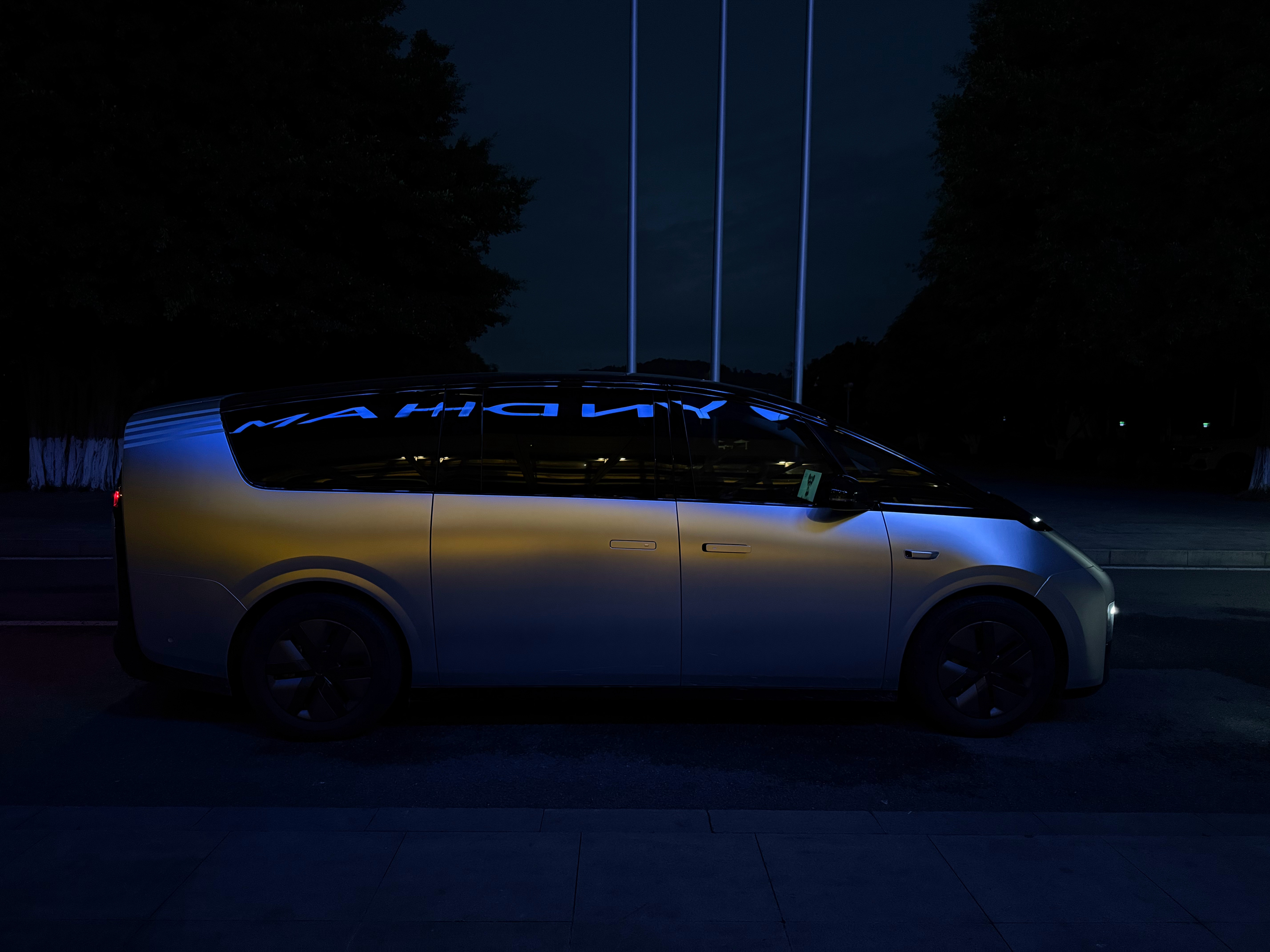 从酒店出来看到一台贴了银色车衣的MEGA这也太好看了