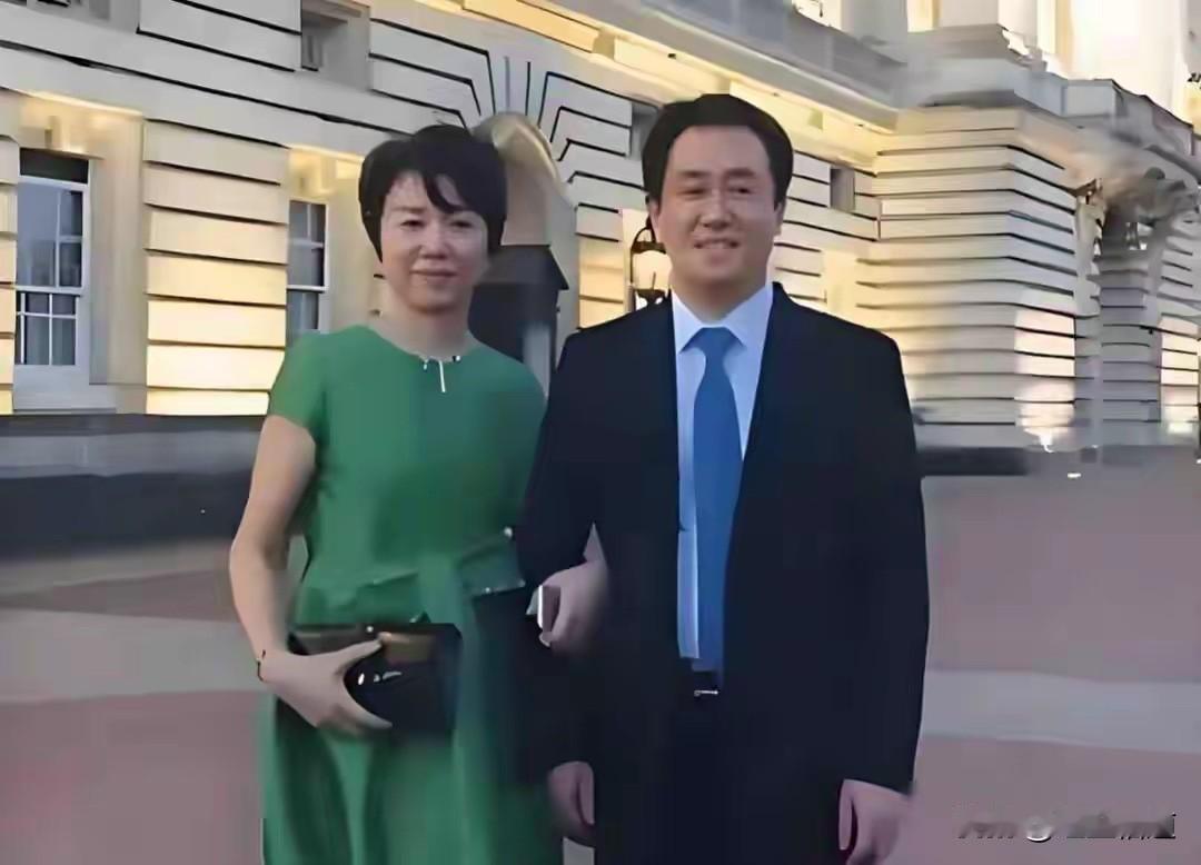 许家印被判无期徒刑，身入牢狱成为人生失败者，他老婆丁玉梅在国外和外籍年轻男子纵情