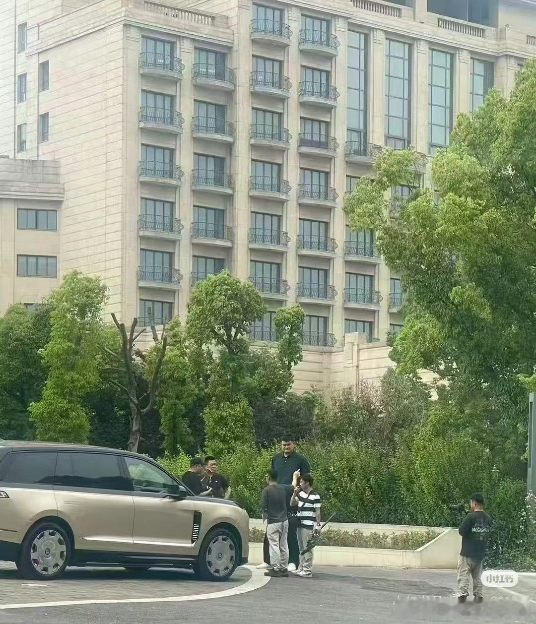 ES9实车一点都不显大啊……你看站旁边那位路人比一下就知道了蔚来es9新能源汽车