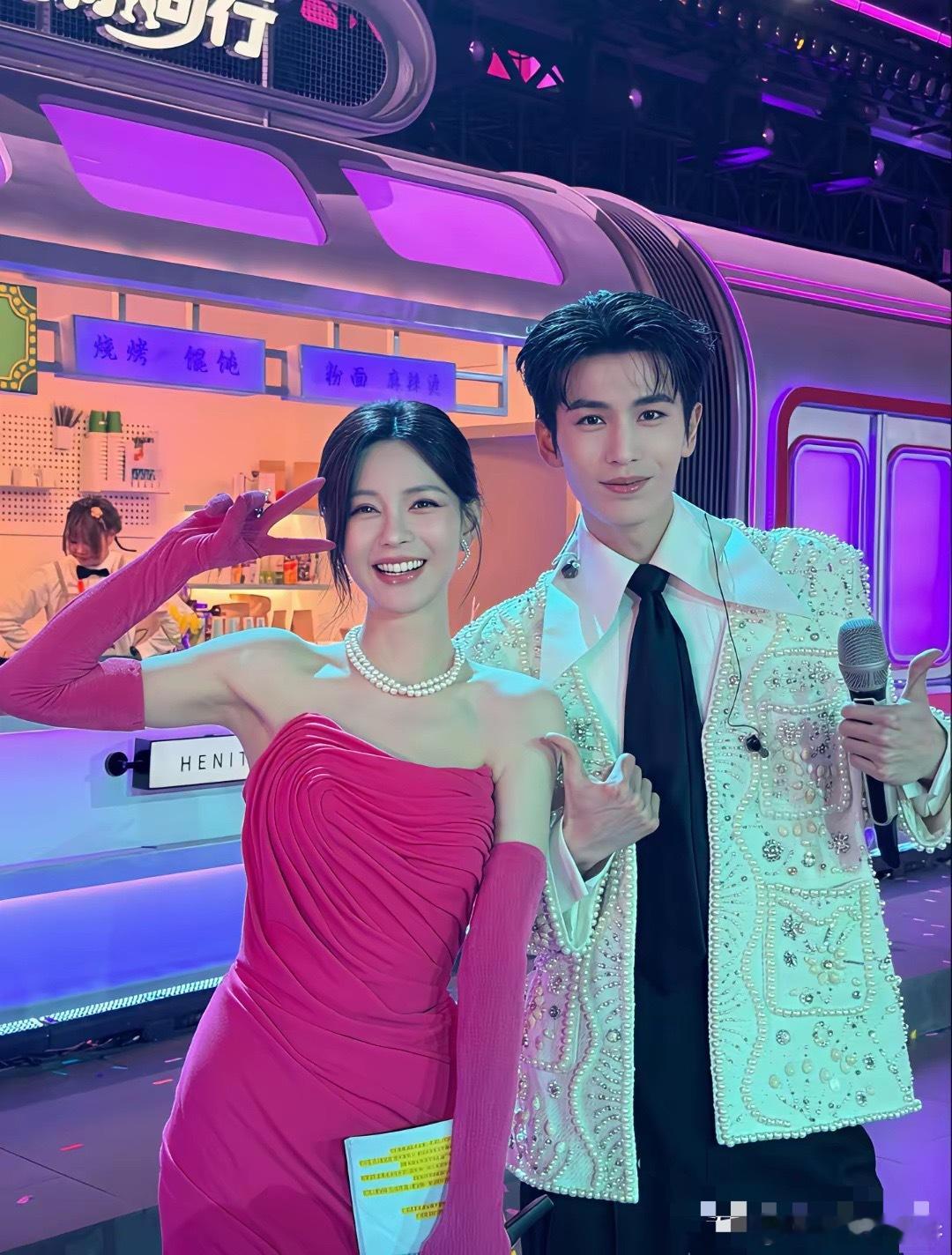 左边是沈梦辰，1989年出生，身高171cm。右边是张凌赫，1997年出生，身高