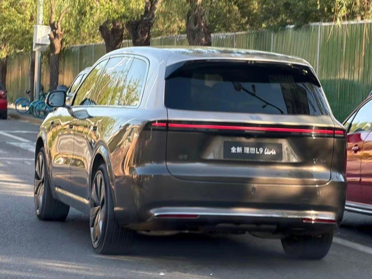 理想L9 Livis无伪装新车最近频繁出街。理想汽车