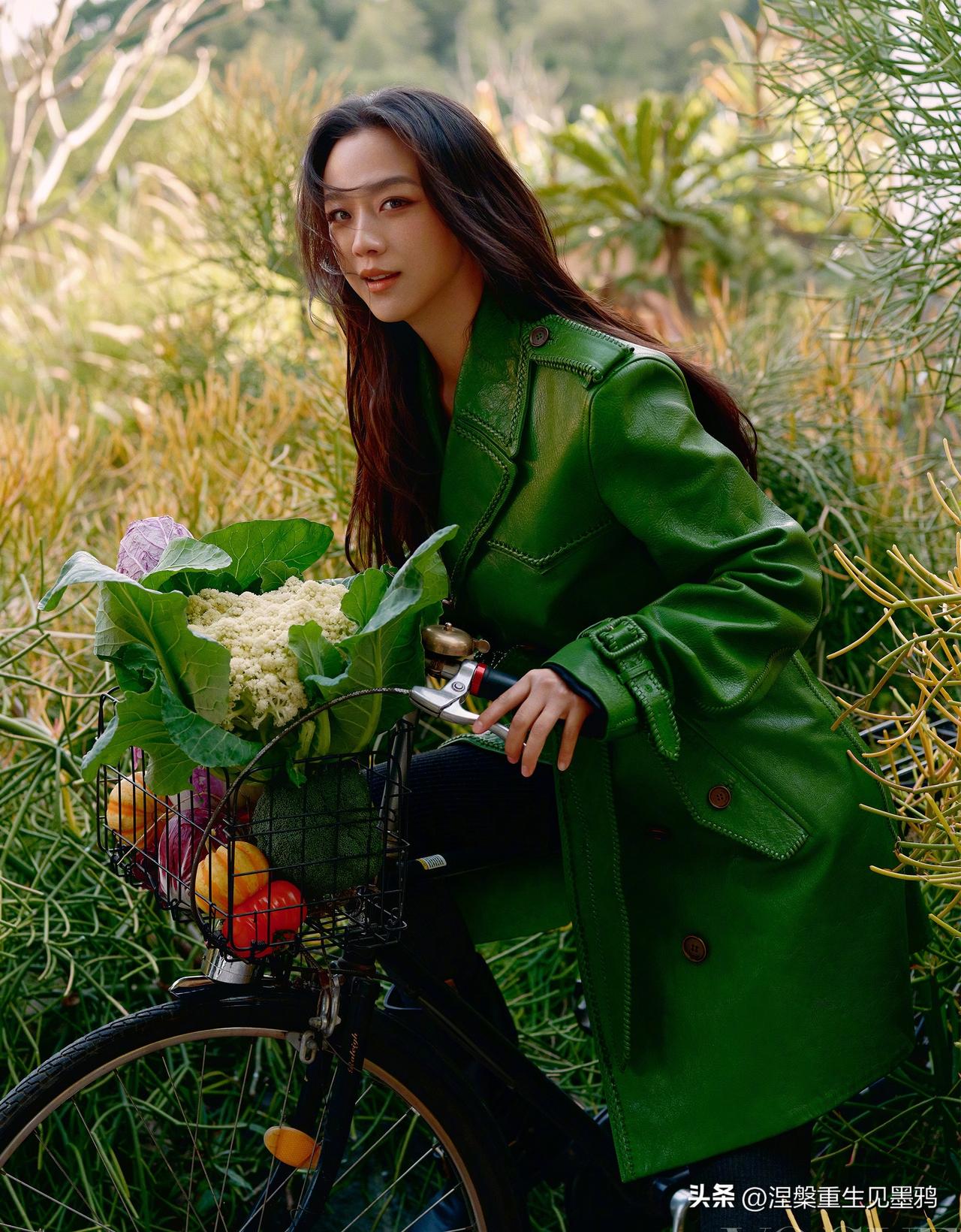 汤唯：于自然与时尚间穿梭，酷与野性交融的别样风格。
在这组照片中，汤唯的风格呈现