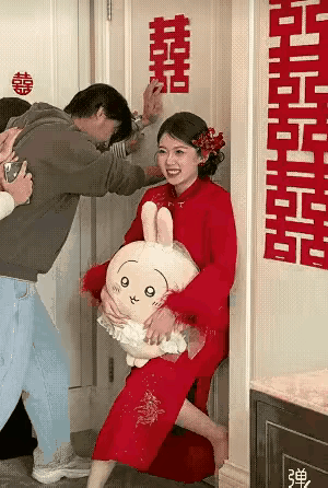 这对新人脾气非常对劲，感情非常真挚，那种满满的幸福感，不是能够用语言来形容出来的