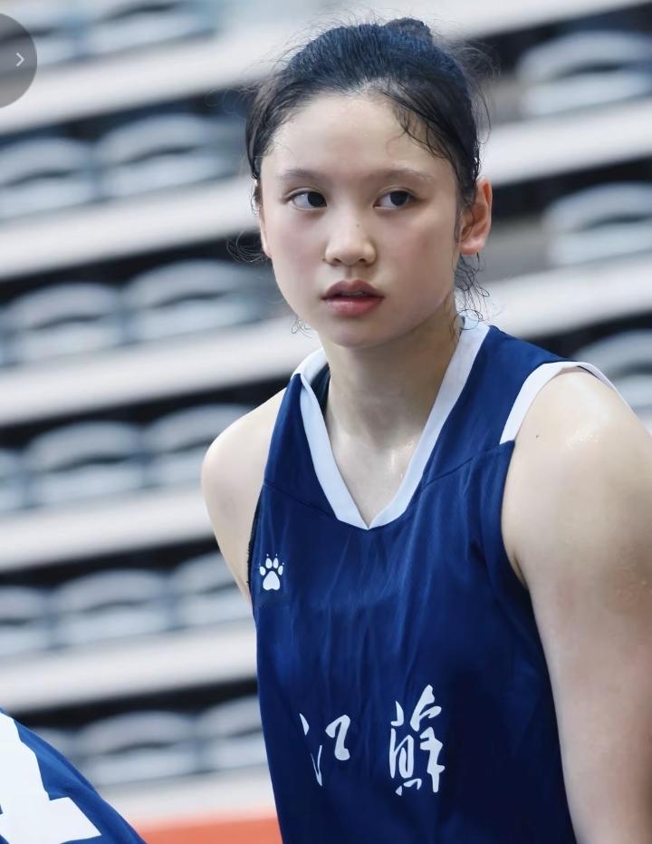 咱不说谁行谁不行，中国女篮后继有人这是谁也不能否认的事实。
李沅珊其实只是代表性