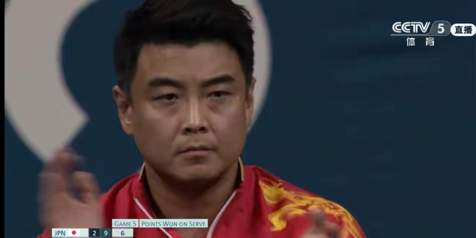 感觉王浩比樊振东还紧张，一脸凝重地坐在教练席，看着场上的两个运动员。毕竟男单只有