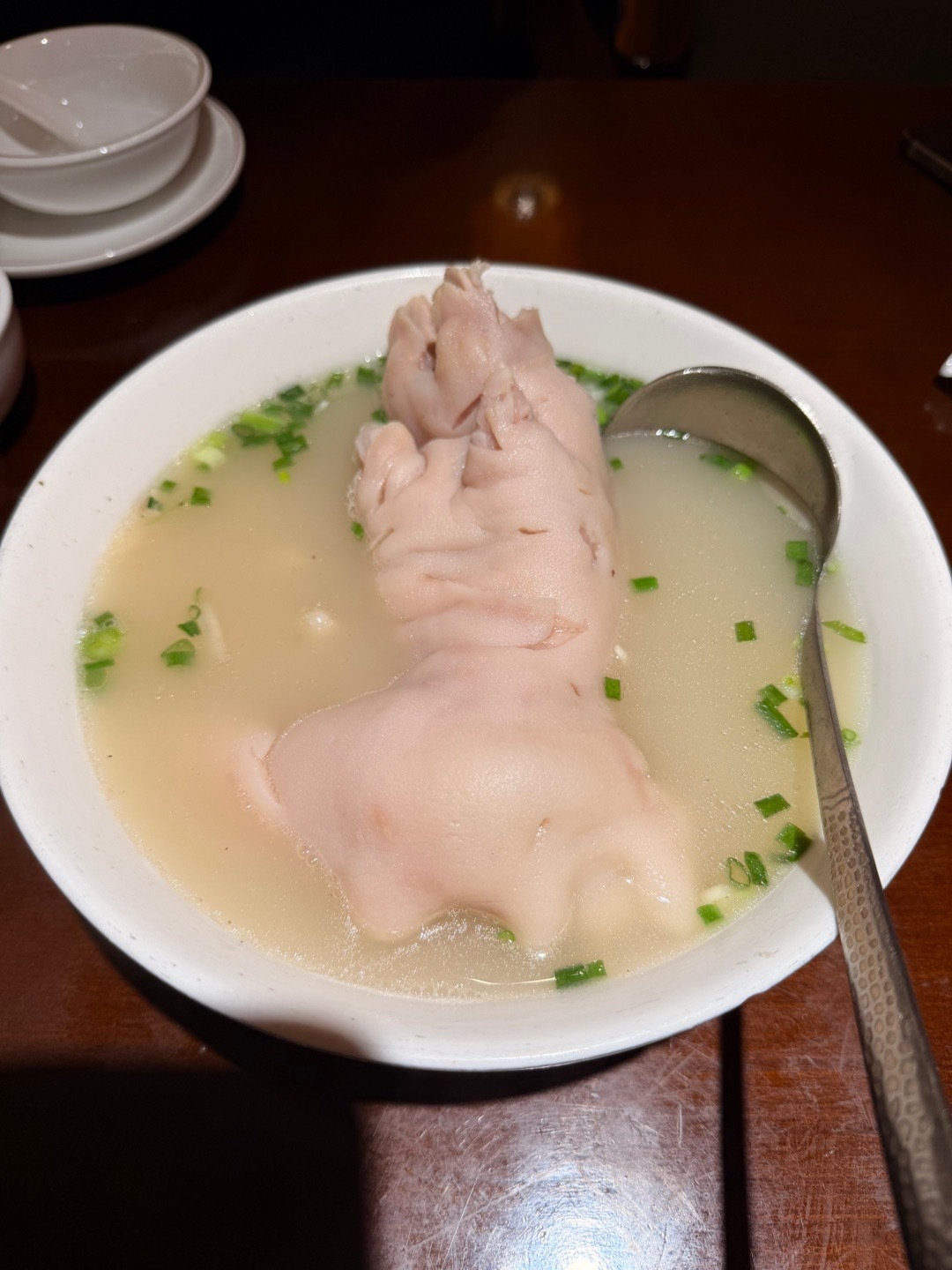 嘴上的油还没擦，就开始跟你们比wink [奶牛猫]了！炫饭炫饭炫成都的饭～老妈蹄