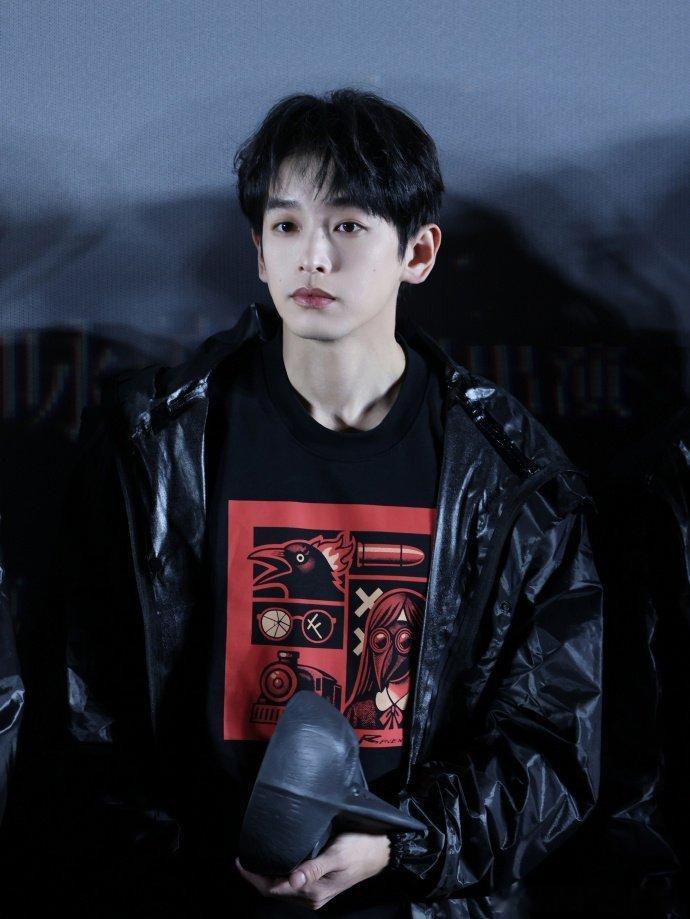 彭昱畅30岁当弟好哭又好笑彭彭演的方天阳又怂又勇，为护姐跳火车的戏看得我鼻酸，转