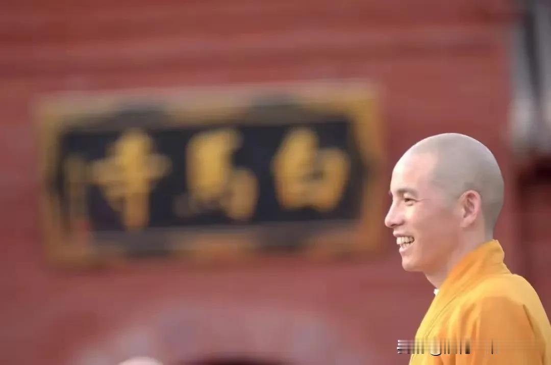 少林寺新方丈，看上去面相极佳，福气萦绕，眉宇间自有一股清朗开阔之气，慈眉善目，满
