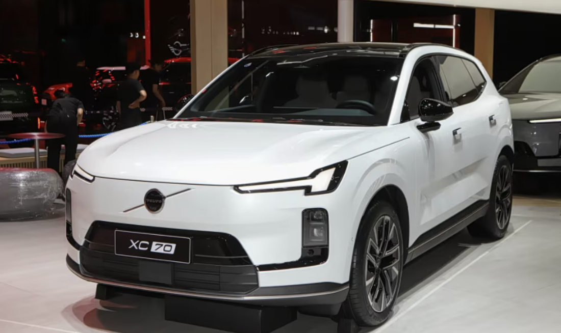 沃尔沃 XC70 上市了，起价 26.99 万，分体式大灯配熏黑前脸，大家觉得这
