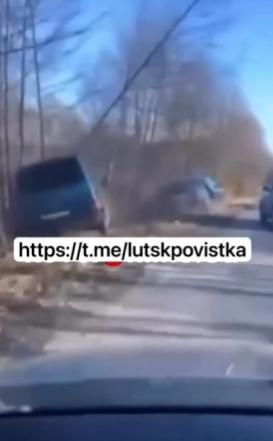 【七辆汽车追逐一辆征兵车，以解救一名被征召入伍的男子】在乌克兰沃伦州，上演了一幕