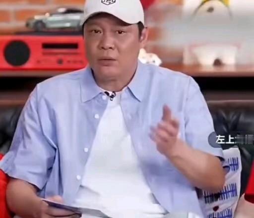范志毅质疑哈兰德核心地位：全场才21脚触球。范志毅还批评哈兰德技术单一，对队友依