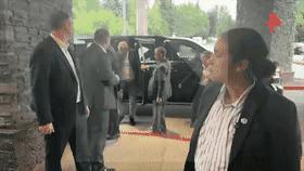 特能整活！抵达阿拉斯加的俄罗斯外交部长拉夫罗夫身着印有“苏联”字样的衣服，雄赳赳