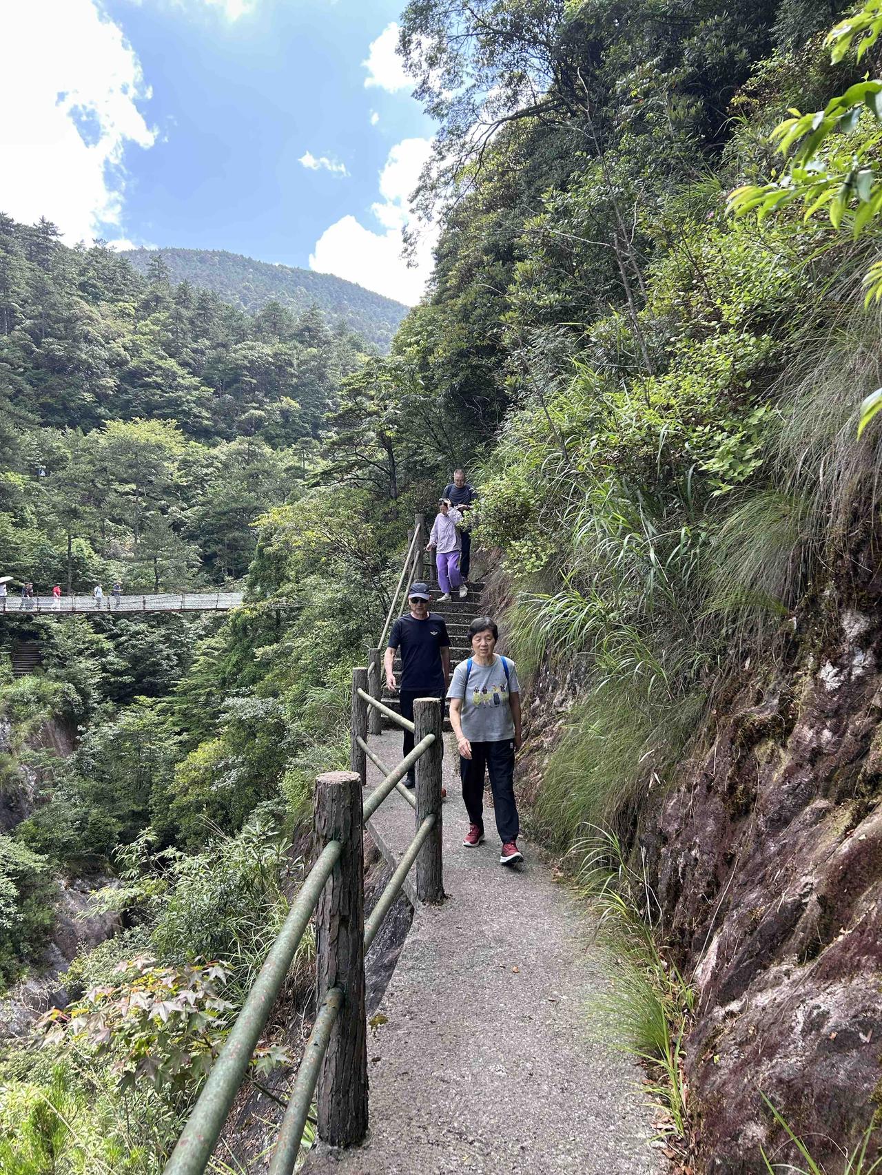 偶尔远离城市喧嚣，在山水间放空自己，
原来平凡的日子，也藏着数不尽的温柔与浪漫