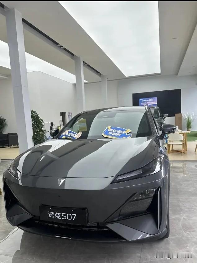 我有幸试驾了深蓝S07，这款车给我带来智驾的极佳体验感。
 
我手握着深蓝S07