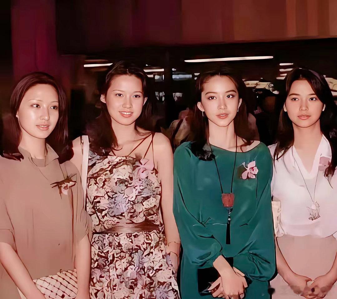 摄影人  窗外的景色。（图片来自网络分享）叔本华曾言 ：“穷人所要忍受的是痛苦，