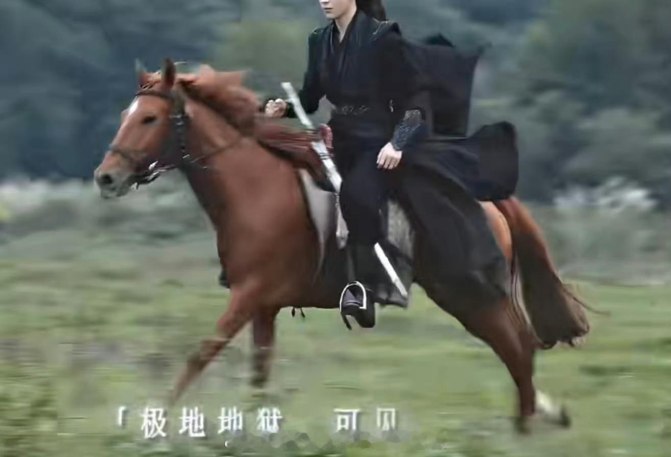 龚俊单手骑马太帅了，仔细看这柄剑是压在腿下的，更威风了！ 