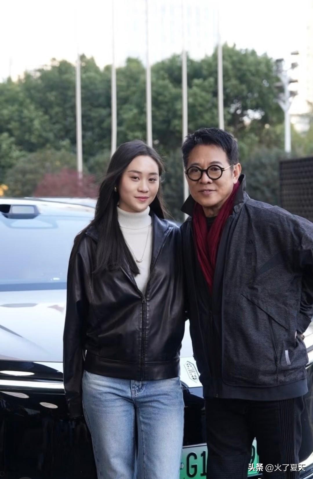 李连杰晒女照破防全网！“大号棉袄”一词道尽英雄暮年，哈佛女儿成最强依靠。