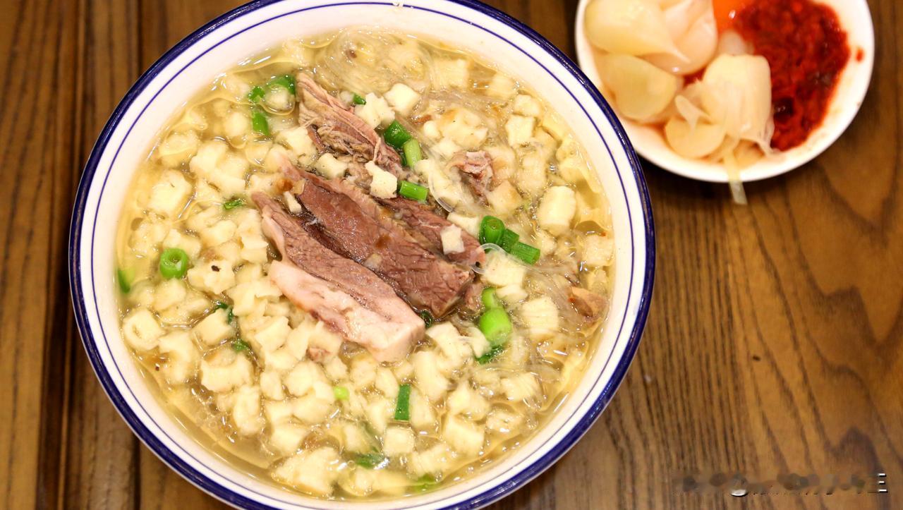 只有我喜欢吃泡馍。。。
在郑州的朋友圈中，只有我喜欢吃泡馍。。
年轻的时候，我相