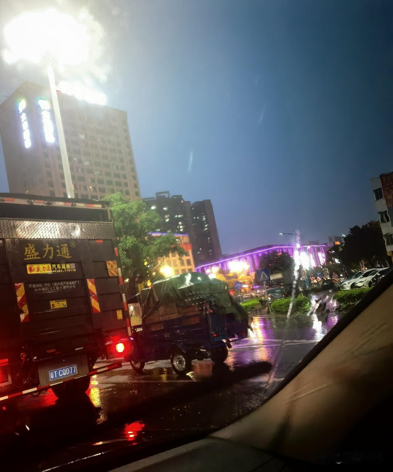 一到下雨必堵车，今天下班硬生生塞一小时。每次塞车多半遇上剐蹭、抛锚，雨天事故就是