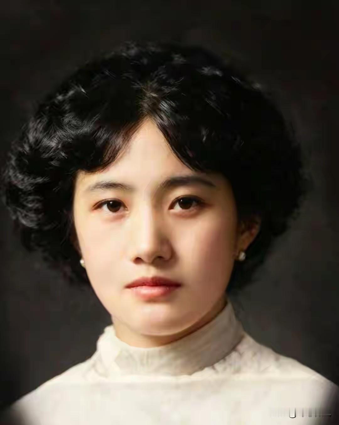连生四女遭丈夫羞辱，生下儿子收拾行李，带四个女儿净身出豪门。
 
故事的主人公是