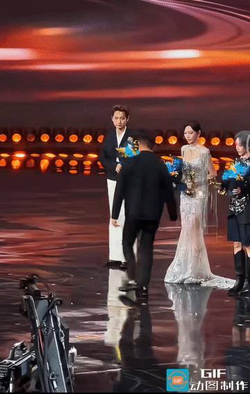 因为活动上老总摔倒这事儿，网上有指责汪苏泷的也有吐槽花束水太多的。

其实仔细看