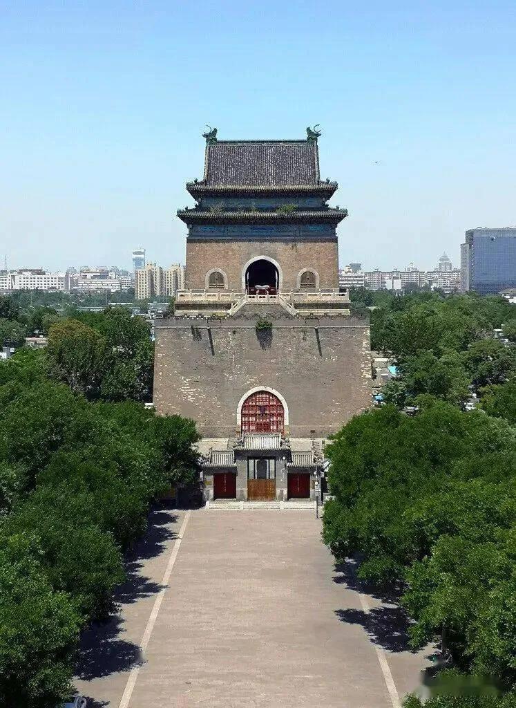 咏北京钟鼓楼
文/冯继兴

紫陌中轴惯记弦，晨钟暮鼓妙音弹。
皇城声震寒云外，双