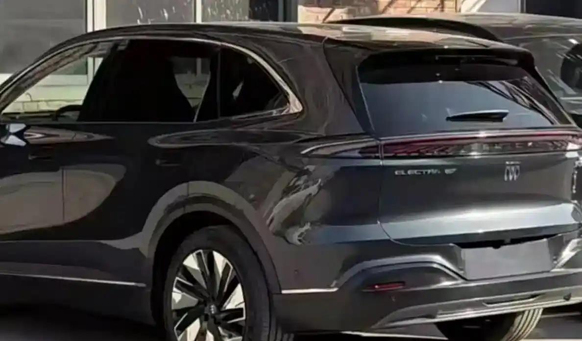 当理想L6用“奶爸车”标签稳坐20万级SUV销量榜时，当问界M7凭借智能驾驶一路