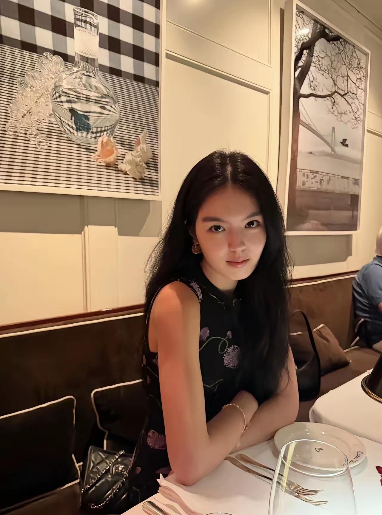 李咏女儿法图麦24岁了，网友偶遇她和妈妈哈文在美国吃饭。小姑娘长得高挑气质好，眉