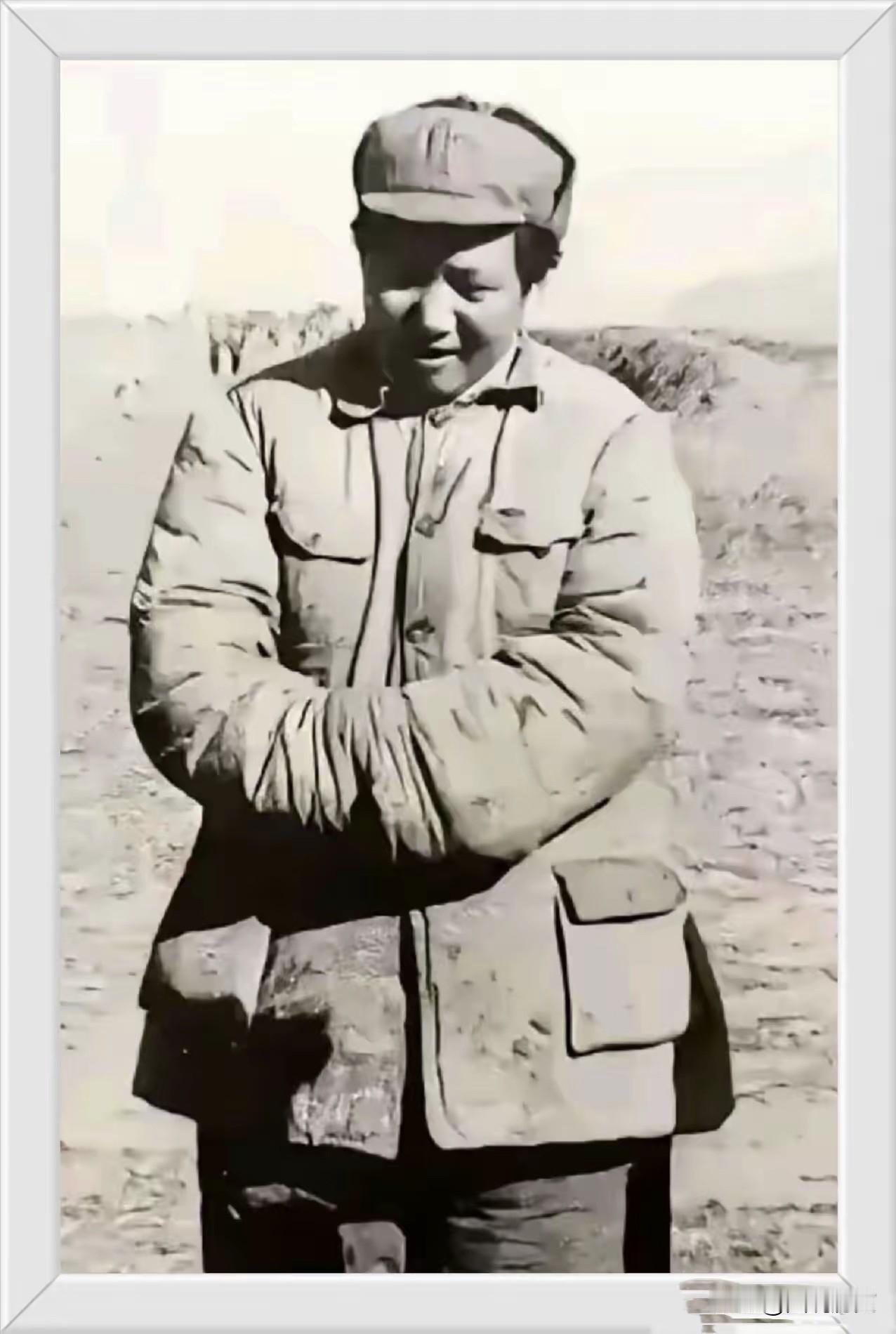 这张老照片我第一次见到

这张老照片我第一次见，拍摄应该在30年代的延安，我看第