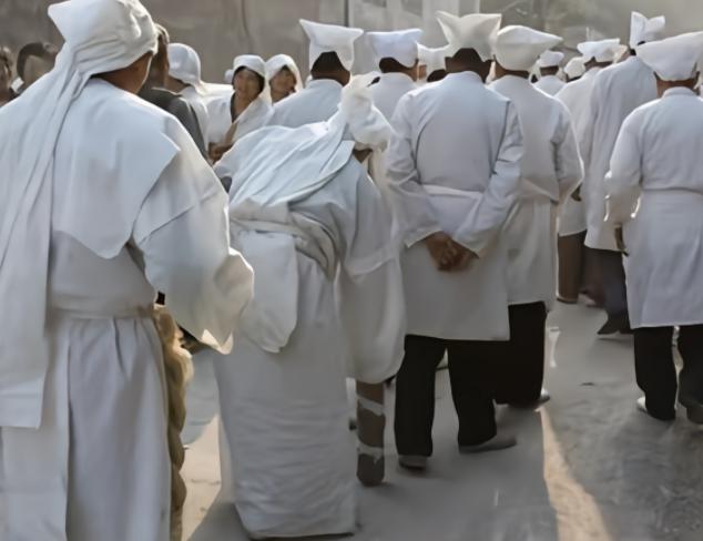 二十年后中国丧葬将会转变。很多独生子女对待死去的父母，基本上会转变为直接打电话，