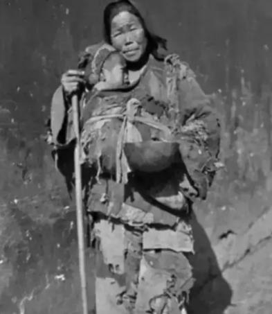 1949年，湖南平江解放后，一个乞丐模样的妇女径直走进县委大院，却被卫兵拦住，她