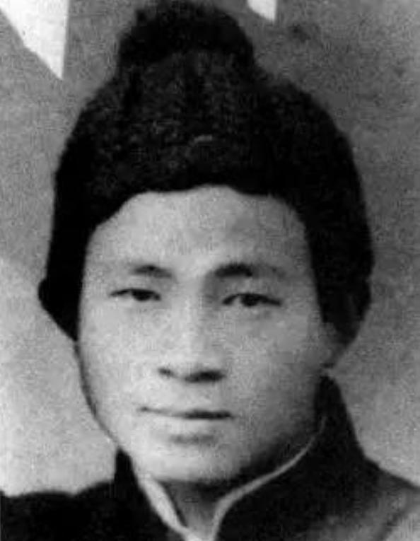 1941年，有个15岁男孩在上厕所的时候，发现墙缝里好像有啥东西，他把泥巴一抠，