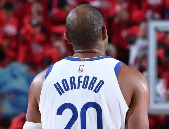 今天绝杀快船的是库里，但是拯救勇士的是40岁的老霍福德。
第四节末端，当快船再次