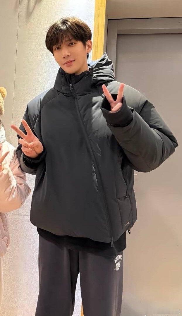 网友与王安宇合照网友和王安宇合照 网友与王安宇合照，他顺毛的样子也太乖了，比耶的