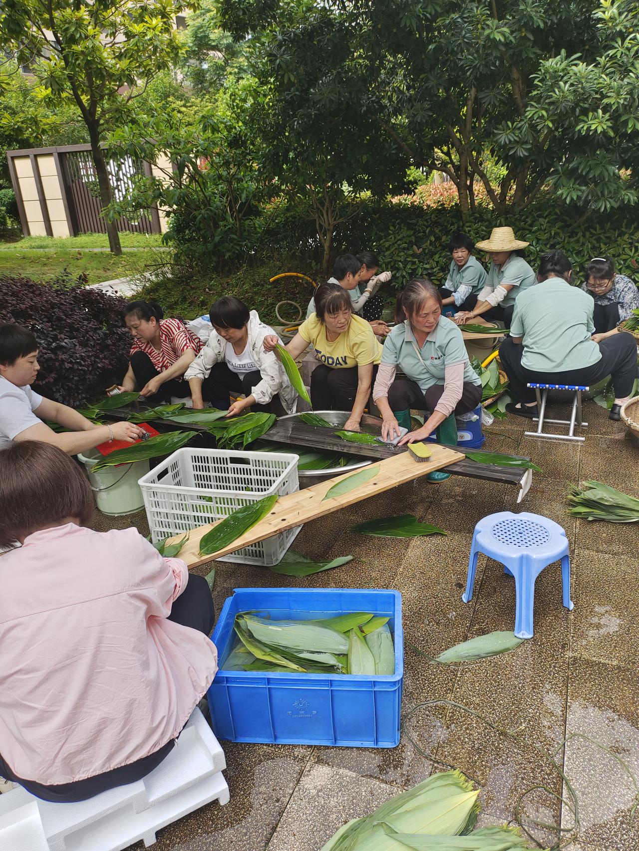 大家一起动手，包出美味粽子！这是准备的现场，你们对明天的粽子大赛有期待吗