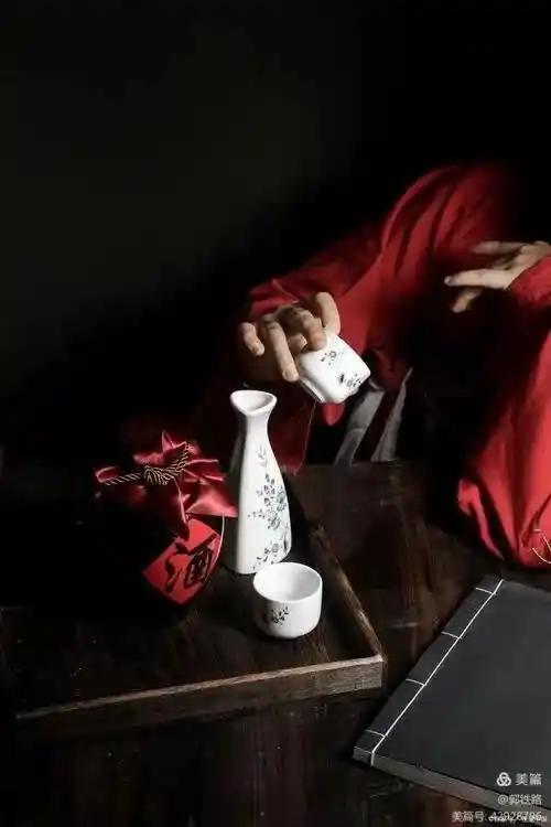 下联：惯酌烈酒驱梦寒。

（图片来自网络）