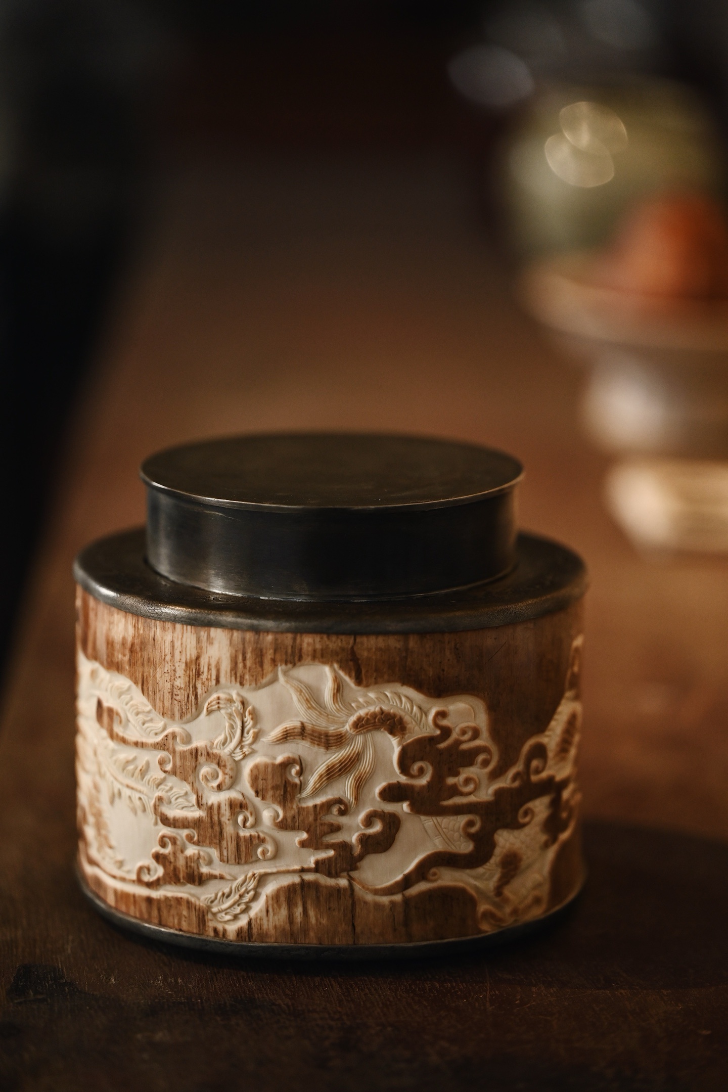 猛犸×锡 | 龙飞凤舞 茶叶罐取料温润细腻，留皮巧妙雕刻龙凤形态生动、张弛有力，
